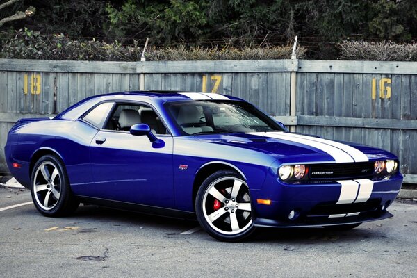 Dodge Challenger. Vecchie macchine. Macchina classica americana