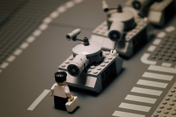 Lego-Mann blockiert den Weg zu Panzern