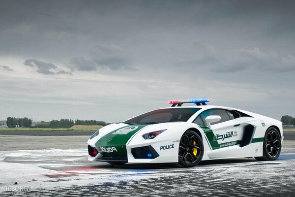 Coche de policía Lamborghini blanco