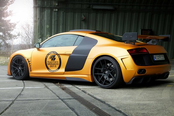 Une supercar jaune et noire part à l aube