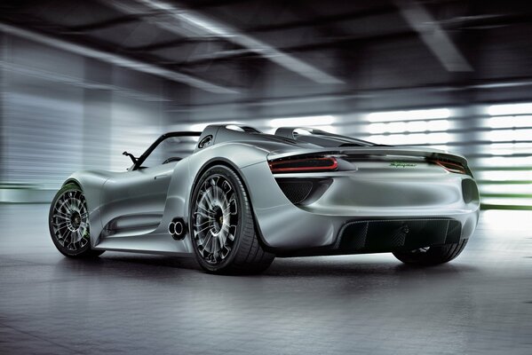 Bellissimo concetto Porsche argento. Vista posteriore