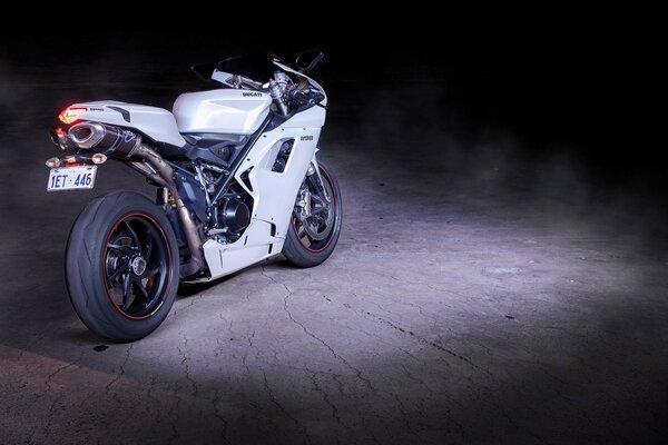 Blanc Ducati supersport moto