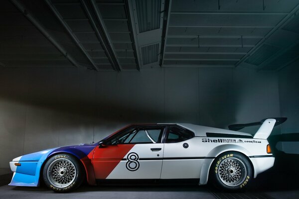 Bmw M1 coupé drapeau et huit sur le côté