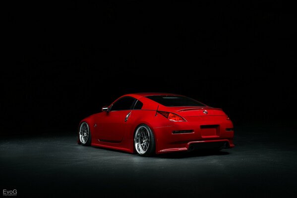 Das Bild ist ein rotes Nissan-Auto, 350z