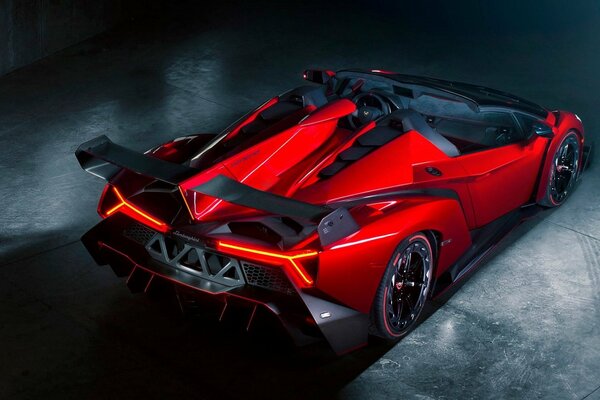 Super Car en Lamborghini rojo con spooler negro