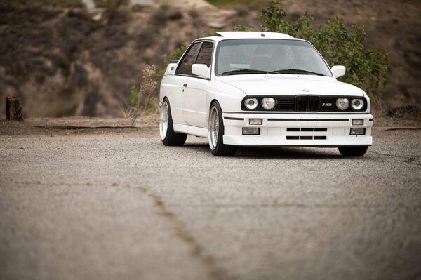 Blanc tuning BMW sur la toile de la route