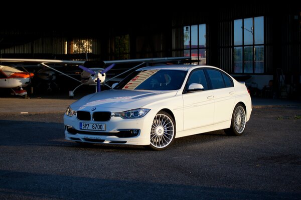 Weißer schöner BMW mit schöner Aussicht