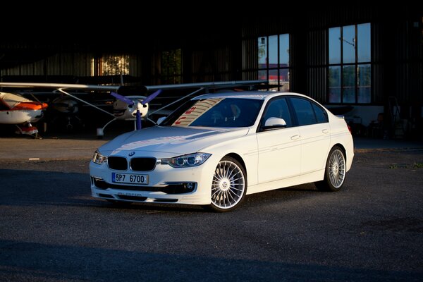Белый красивый BMW с красивым видом