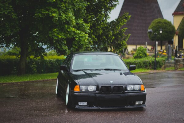 La leggendaria BMW E36 nera tra le case private