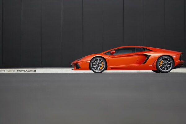 Pomarańczowy samochód premium lamborghini aventador