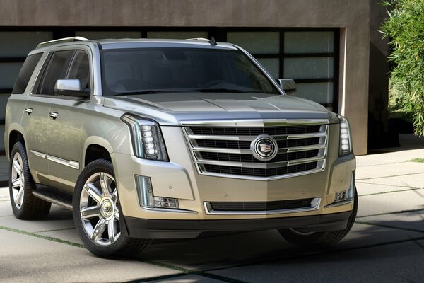 Серебристый Cadillac Escalade вид спереди