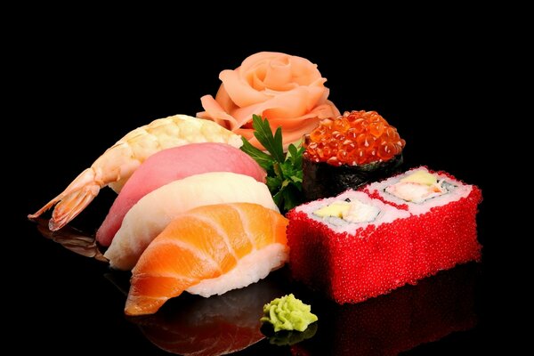 Sushi di pesce appetitoso su sfondo nero