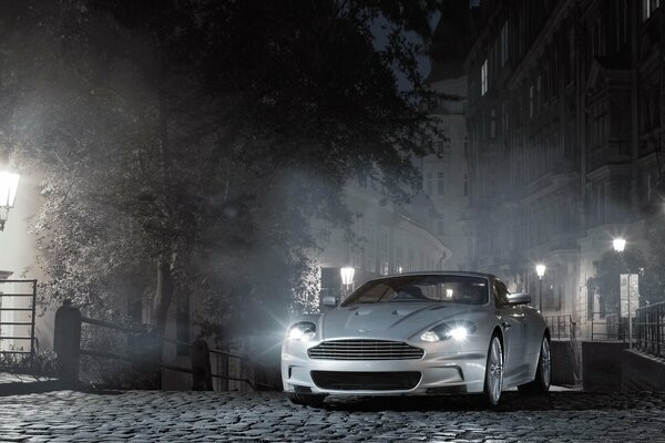 Coche gris en la calle de la ciudad de la noche