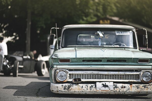 Stary zaniżony Chevrolet pickup