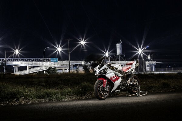 Czerwono-biały motocykl w światłach nocnego miasta