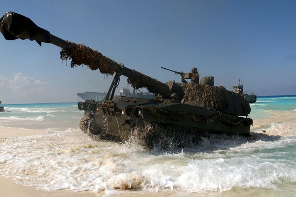 Tank mit Verkleidung auf dem Hintergrund des Meeres