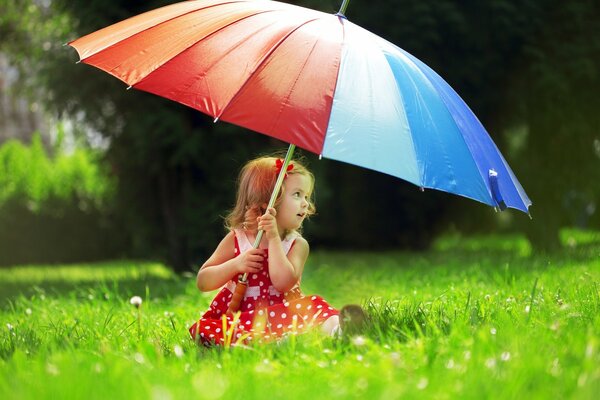 Mädchen spielt mit Regenschirm