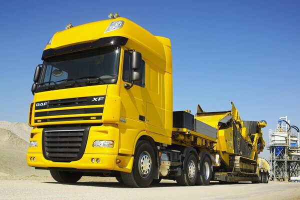 Ciężarówka daf z żółtą naczepą