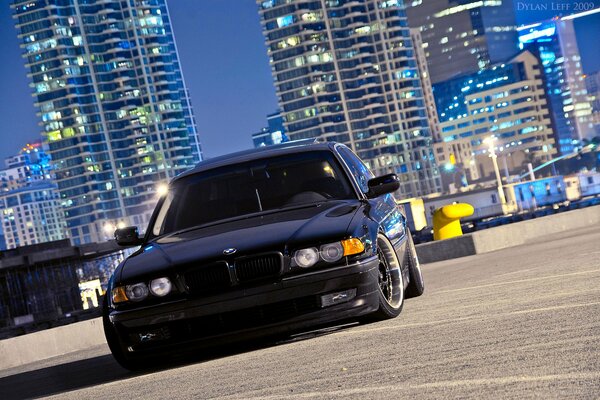 BMW negro bajo en la Plaza de piedra de la ciudad