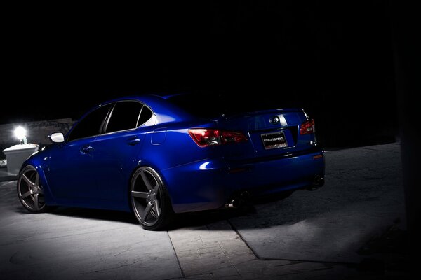 Lexus blu posteriore di notte