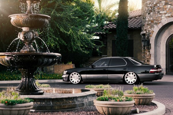 Voiture noire sur fond de fontaine