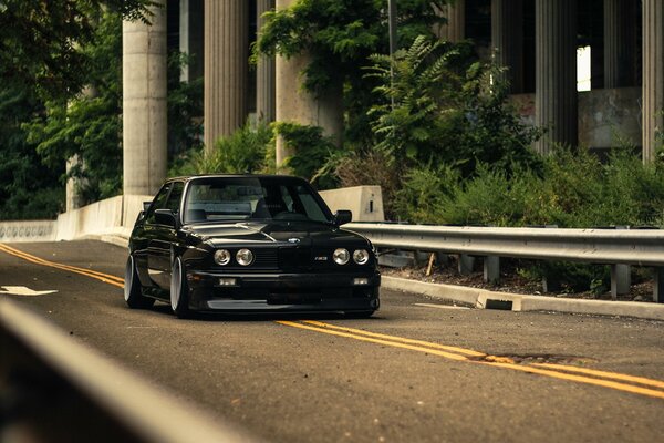 Auf der Autobahn ein schwarzer BMW mit ausgelösten Scheinwerfern