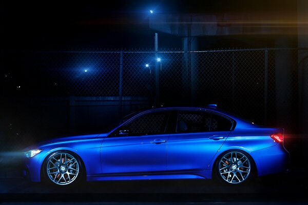 Photo BMW bleu côté