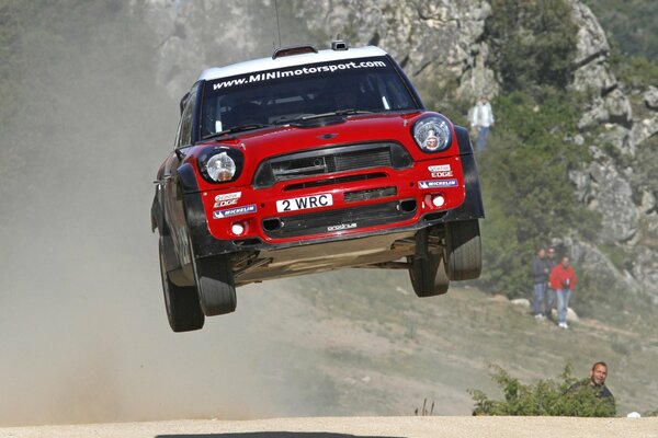 Red Mini John Cooper works en el aire sobre el Suelo