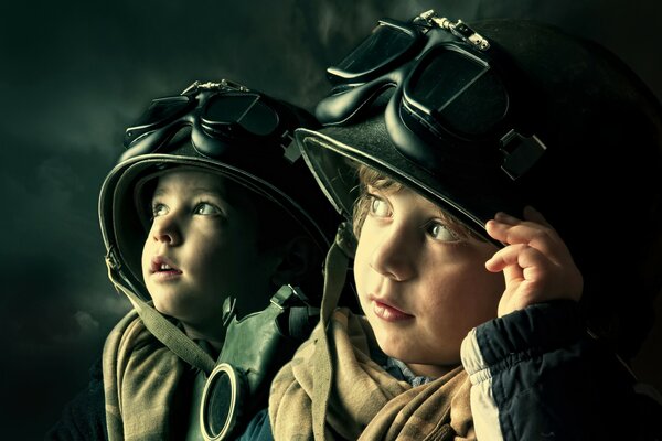 Deux garçons portant des casques et des lunettes de soleil