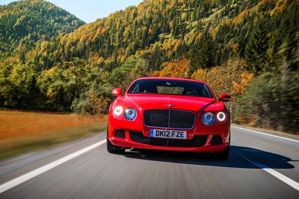 Bentley si precipitò a grande velocità