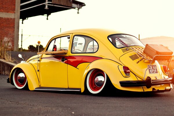 Pas Volkswagen Beetle, mais jaune et beau))