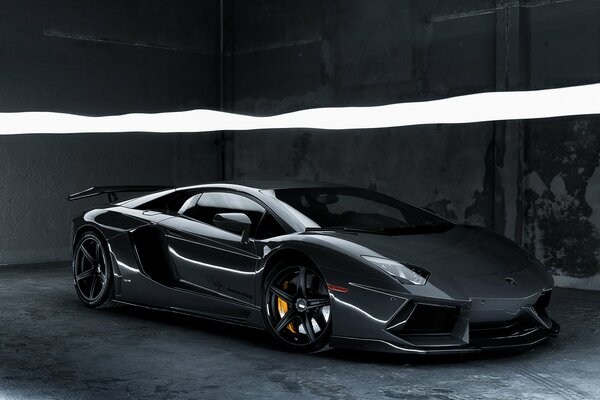 Auto sportiva Lamborghini Aventador nera lucida