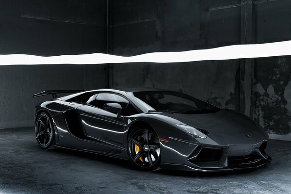 Błyszczący czarny samochód sportowy Lamborghini Aventador