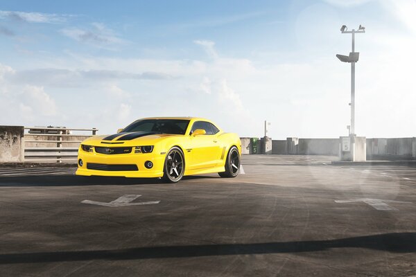 Желтый тонированный chevrolet camaro rs