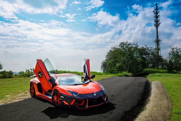 Otwarte drzwi pomarańczowego sportowego Lamborghini