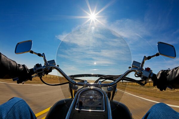 Widoki z motocykla z prędkością w palącym słońcu
