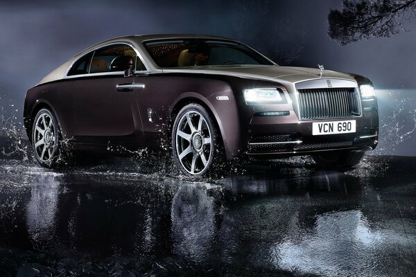 Voiture Rolls Royce sur les flaques d eau sur la route de nuit