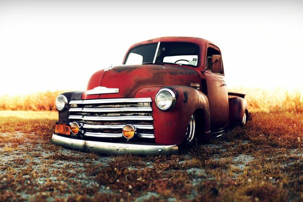 Красный грузовик шевролет 1949 года добрая классика