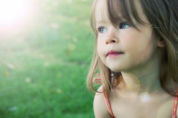 Retrato de una niña en azul soleado