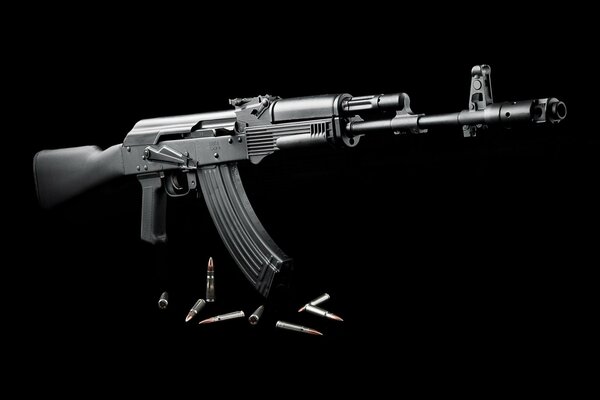 Ak-103 auf schwarzem Hintergrund mit Patronen