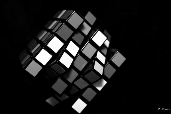 Cubo de Rubik blanco y negro