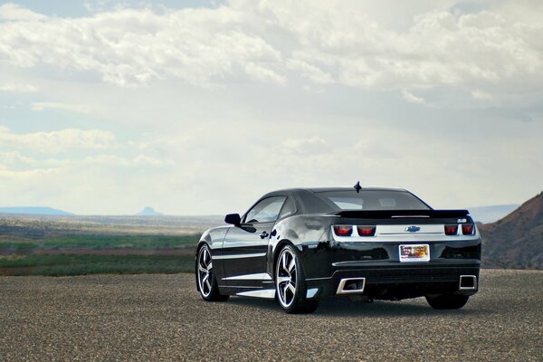 Hermosa foto de coche. Avno en un hermoso fondo. Buen coche. Coche deportivo