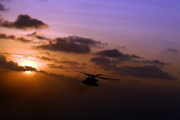 Hélicoptère sur fond de beau coucher de soleil