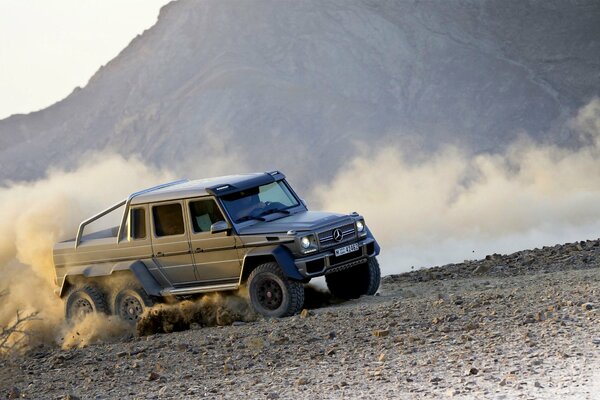 Grauer mercedes-benz g63 6x6 im Staub