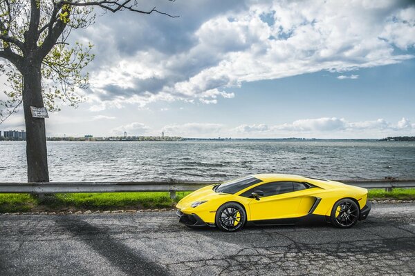 Ein gelber Lamborghini. der Weg zum Meer