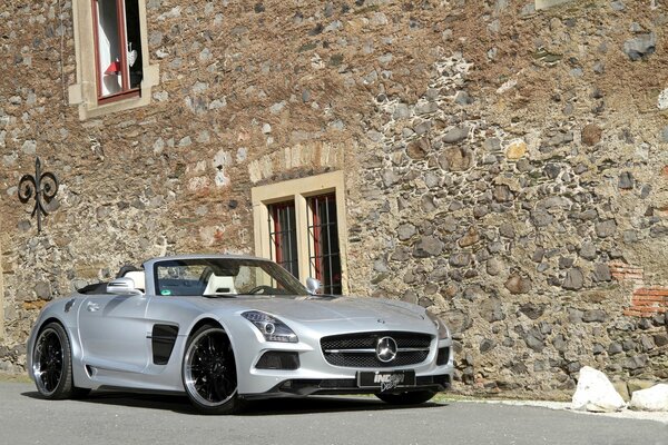 Mercedes en el fondo de un edificio antiguo