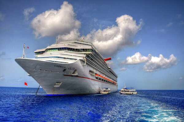 Un paquebot de croisière blanc navigue sur la mer