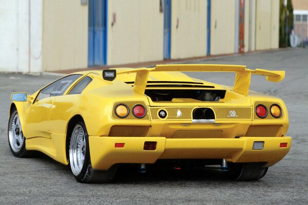 Lamborghini Diablo giallo. Vista posteriore