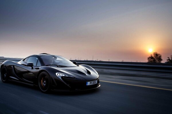 Wieczorna droga czarny McLaren