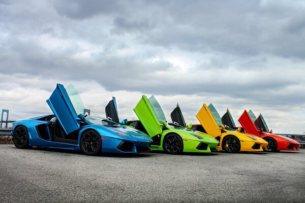 Supercars multicolores avec portes ouvertes